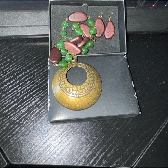 Avon Beaded Chic Gift Set Matching Necklace & Earrings #6 - Picture 7 of 7